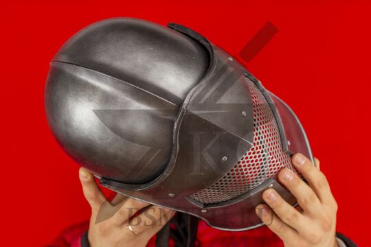Шлем бацинет с забралом и сеткой, пластик, вид сверху