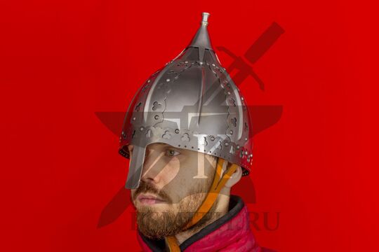 Шлем из Гнездово, тип 2, вид в три четверти