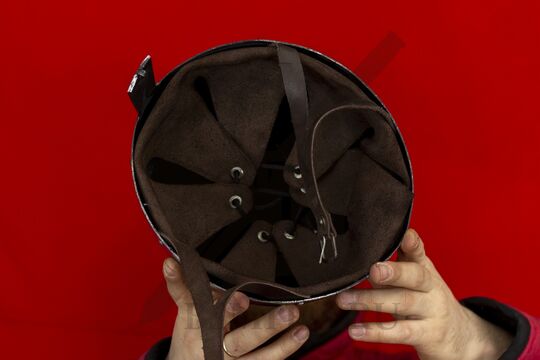 Шлем норманнский с парашютом и ремнями, вид изнутри