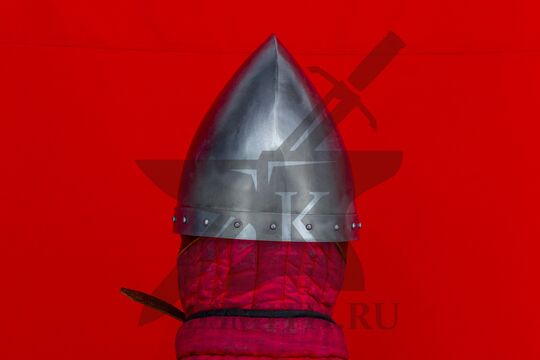 Шлем «фригийский колпак» с наносником, вид сзади