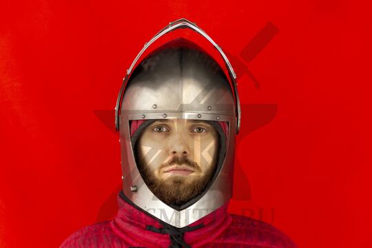 Шлем «Сахарная голова» фландрская, вид спереди с поднятым забралом