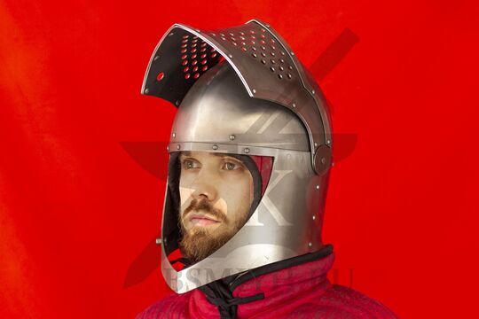 Шлем «Сахарная голова» фландрская, вид в три четверти с поднятым забралом