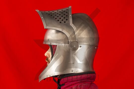 Шлем «Сахарная голова» фландрская, вид сбоку с поднятым забралом