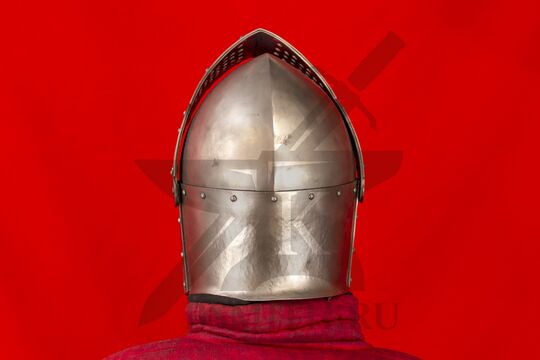 Шлем «Сахарная голова» фландрская, вид сзади с поднятым забралом