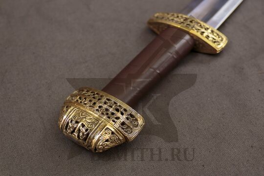 Каролинг из Гнездово, вариант 2, эфес крупно со стороны навершия