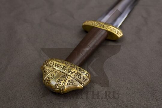 Каролинг из Михайловского, эфес крупно со стороны навершия