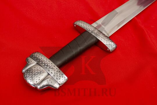 Каролинг тип E из Мёре-ог-Ромсдал, эфес крупно со стороны навершия