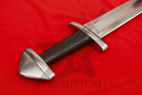 Каролинг тип H из Ларвика, однолезвийный, эфес крупно со стороны навершия