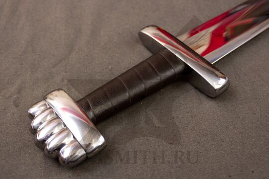 Каролинг тип K из Хедмарка, эфес крупно со стороны навершия