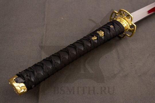 Катана с литым набором "Сакура", эфес крупно со стороны рукояти, с другой стороны