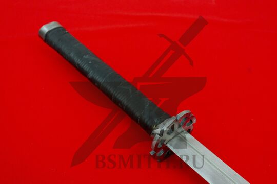 Катана турнирная с долом, прорезная цуба, эфес крупно со стороны клинка
