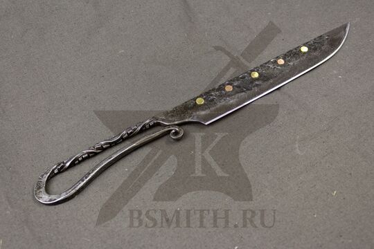 Нож новгородский большой с заклепками, вид со стороны рукояти