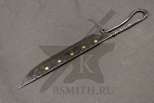 Нож новгородский большой с заклепками, вид со стороны клинка