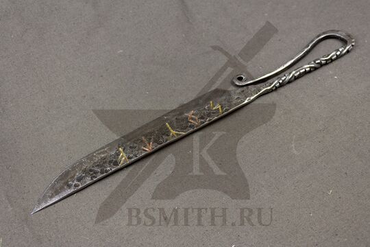 Нож новгородский большой с рунами, вид со стороны клинка