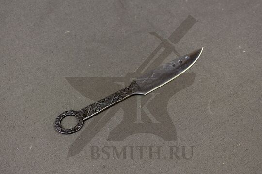 Нож малый с орнаментом, 65Г, вид со стороны рукояти