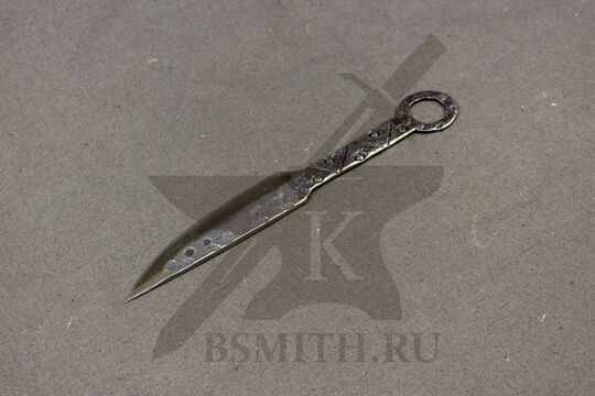 Нож малый с орнаментом, 65Г, вид со стороны клинка