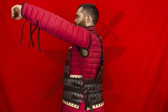 Панцирь ламеллярный кожано-стальной, вид сбоку с поднятой рукой