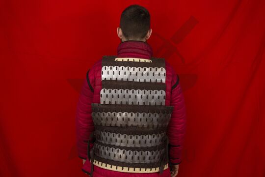 Панцирь ламеллярный кожано-стальной, вид со спины