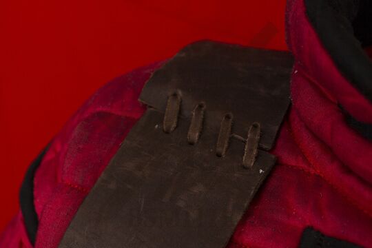 Панцирь ламеллярный кожано-стальной, плечевая лямка крупно