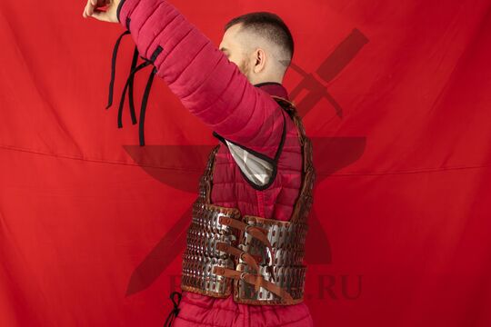 Ламеллярный панцирь из Бирки, Швеция, 10 век, вид сбоку с поднятой рукой