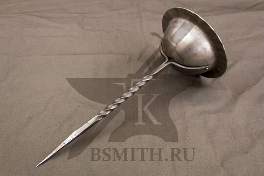 Светильник средневековый лагерный малый, вид со стороны ножки