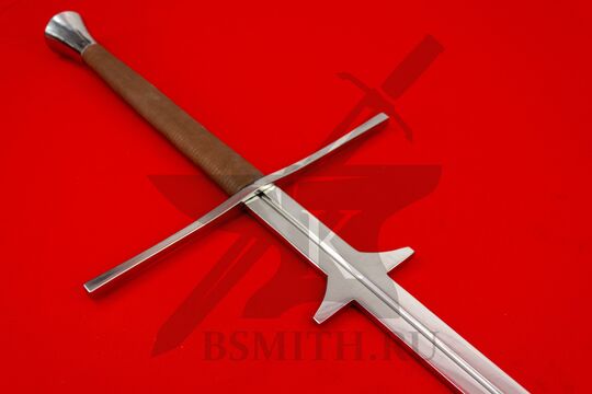 Двуручный меч монтанте, эфес крупно со стороны клинка