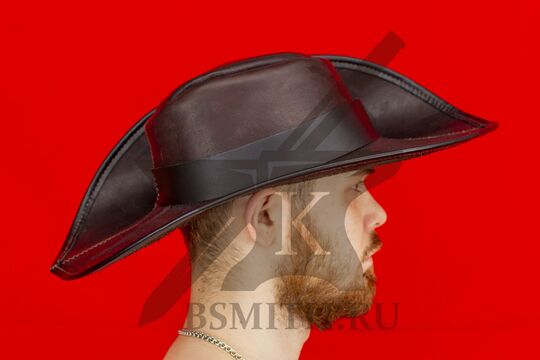 Шляпа мушкетера кожаная, вариант 2, вид с другой стороны