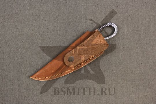 Нож шейный, 65Г, в ножнах с обратной стороны