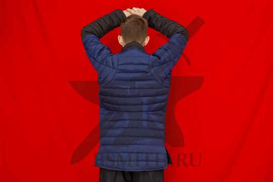 Пурпуэн Карла де Блуа, грета, вид со спины с поднятыми руками