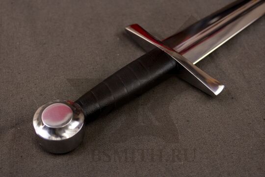 Кинжал квилон с долом, вариант 2, эфес крупно со стороны навершия