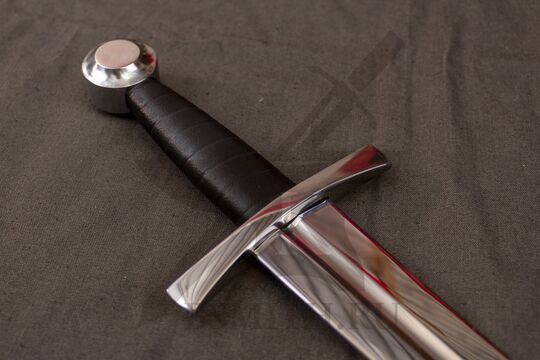 Кинжал квилон с долом, вариант 2, эфес крупно со стороны клинка