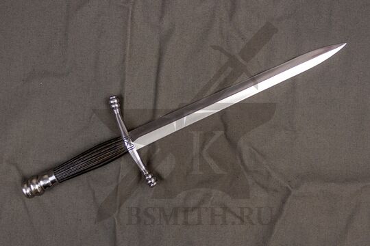 Кинжал квилон с украшенным эфесом