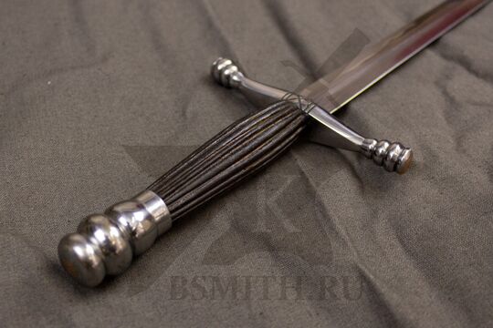 Кинжал квилон с украшенным эфесом, эфес крупно со стороны навершия