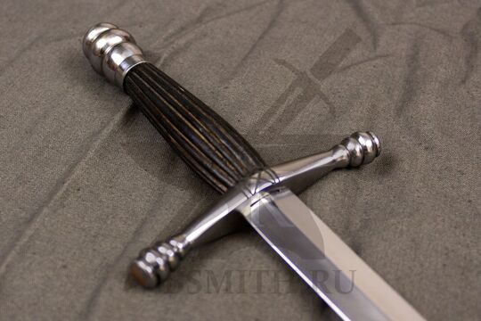 Кинжал квилон с украшенным эфесом, эфес крупно со стороны клинка