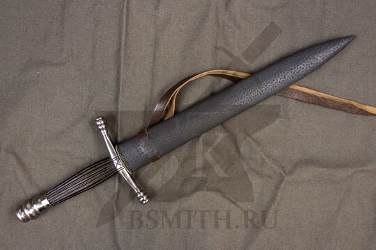 Кинжал квилон с украшенным эфесом, в ножнах