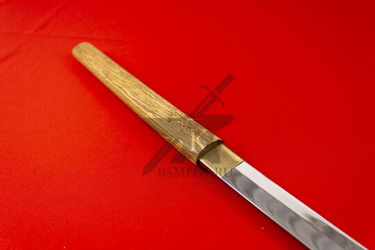 Японский меч-посох сикомидзуэ с изогнутым клинком, эфес крупно со стороны клинка