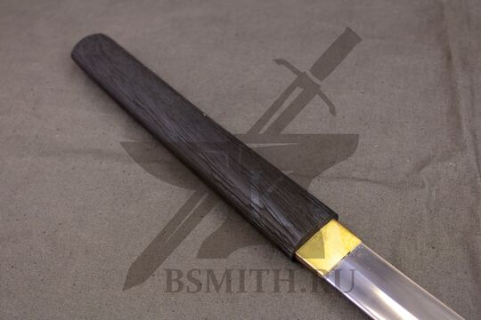 Сикомидзуэ черный, эфес крупно со стороны клинка