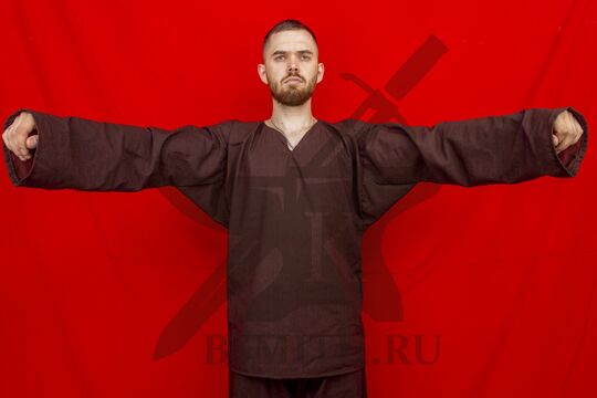 Рубаха мужская, Русь, лен коричневый, вид с разведенными руками