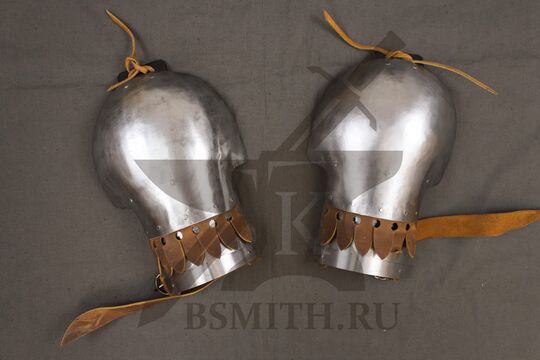 Наплечники с сегментным брассаром и фестонами