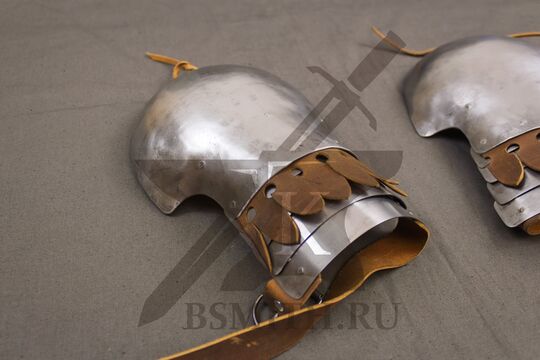 Наплечники с сегментным брассаром и фестонами, вид сбоку