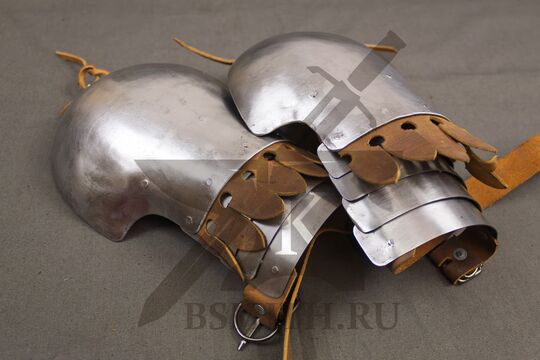 Наплечники с сегментным брассаром и фестонами, вид сбоку на пару