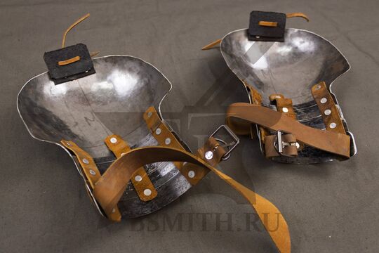 Наплечники с сегментным брассаром и фестонами, вид сбоку с обратной стороны