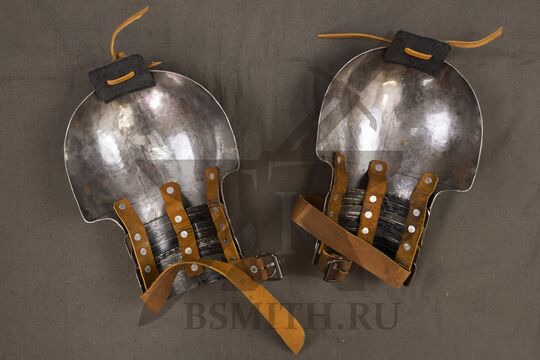 Наплечники с сегментным брассаром и фестонами, вид с обратной стороны