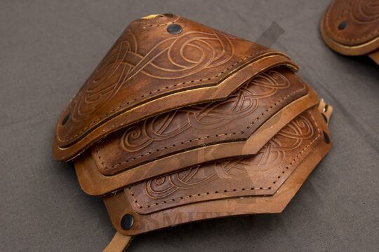 Наплечники кожаные с тиснением «Скандинавия», вид сбоку