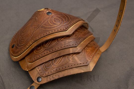 Наплечники кожаные с тиснением «Скандинавия», вид сбоку с другой стороны