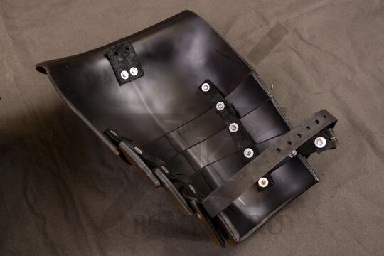 Наплечники урук-хая, пластик, вид сбоку с обратной стороны