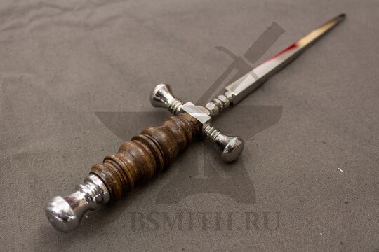 Стилет, Италия, 1640 год, вид со стороны навершия