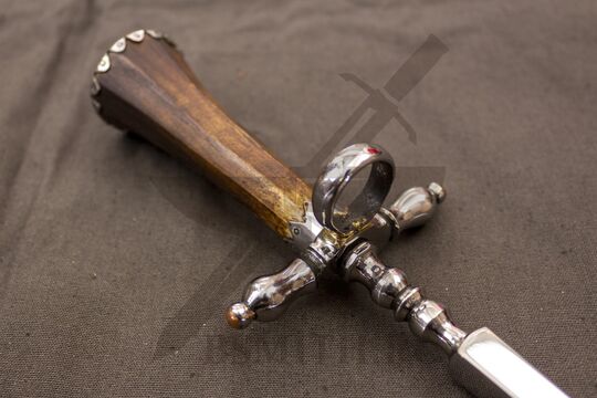 Стилет, Италия, 17 век, эфес крупно со стороны клинка