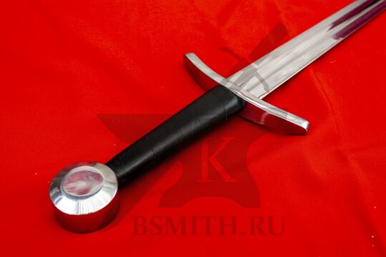 Меч тип XIII, эфес крупно со стороны навершия