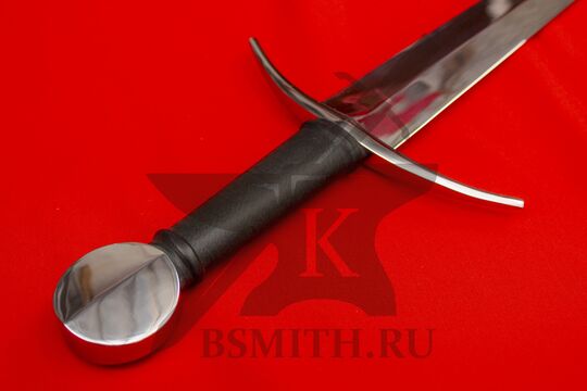 Меч тип XV тисненой рукоятью и двудольным навершием, эфес крупно со стороны навершия